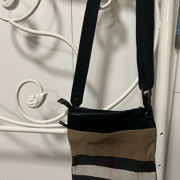 Authentic Burberry cross-body bag..excellent condition - Picture 4 of 9
